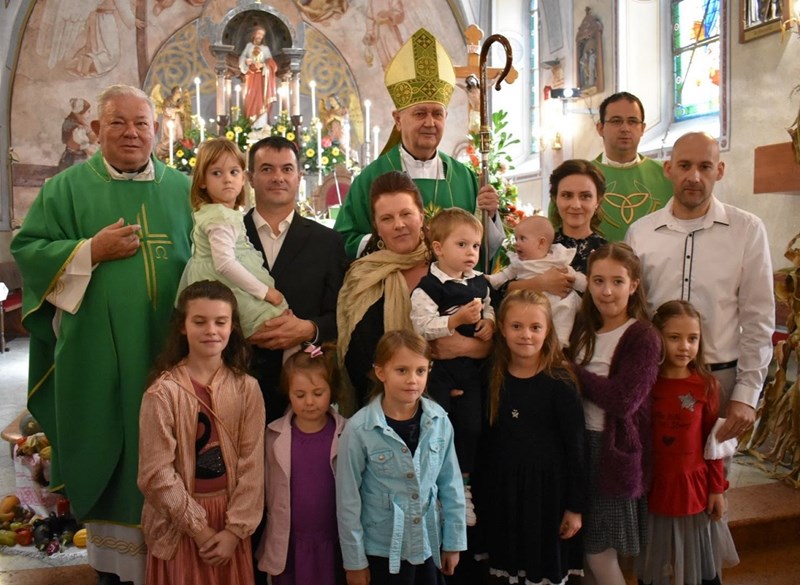Biskup Josip Mrzljak krstio u Miriam Filipašić, šesto dijete u obitelji