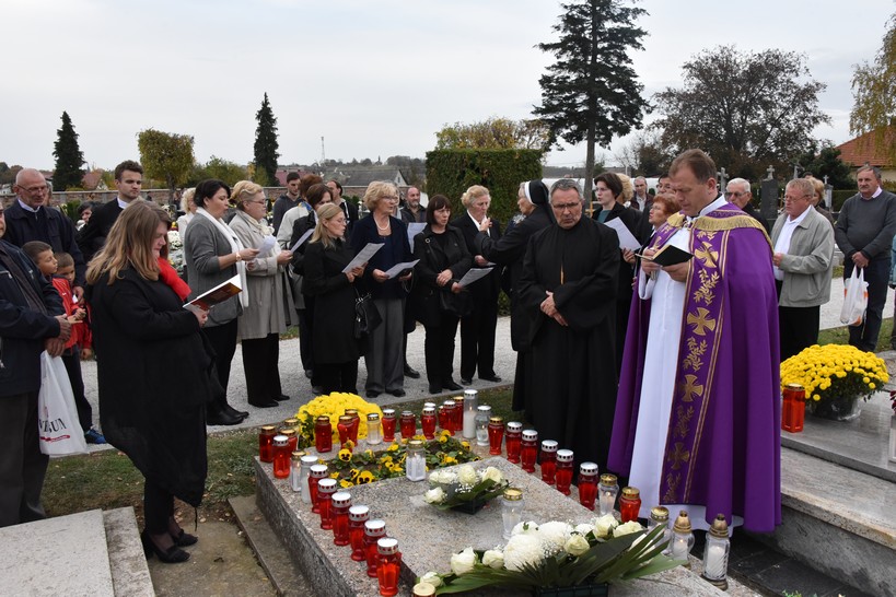 Molitva pred središnjim križem i na grobu dr. Stjepana Kranjčića u Križevcima