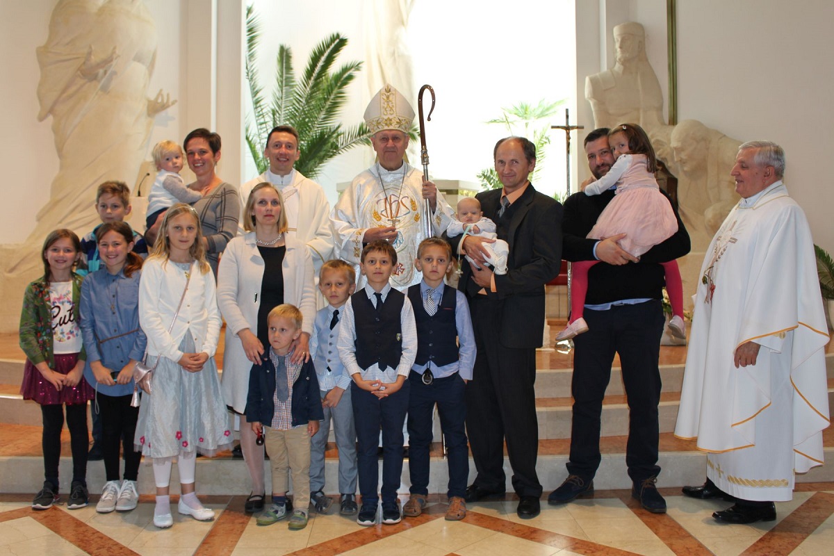 Biskup Josip Mrzljak u varaždinskoj crkvi Dobroga Pastira krstio dvoje djece