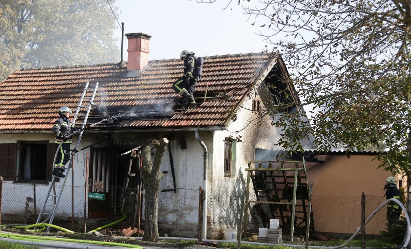 Jak vjetar i trenje strujnog kabla zapalili krovište kuće 70-godišnjaka