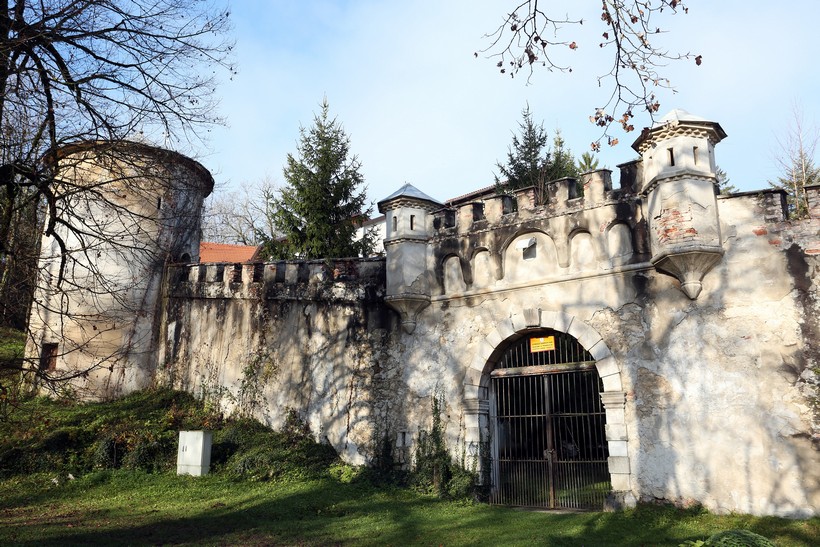 [VIDEO] Jedan od najljepših dvoraca Hrvatske propada zapušten i opljačkan