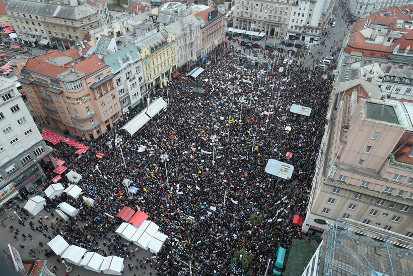 [FOTO/VIDEO] Prema prvim procjenama, na središnjem zagrebačkom trgu je više od 20.000 prosvjednika