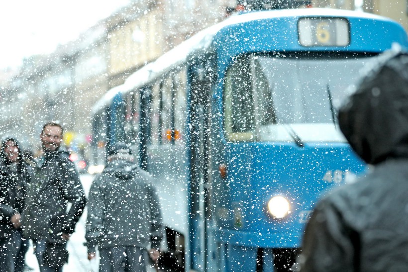 Neočekivani snijeg razveselio prolaznike u Zagrebu
