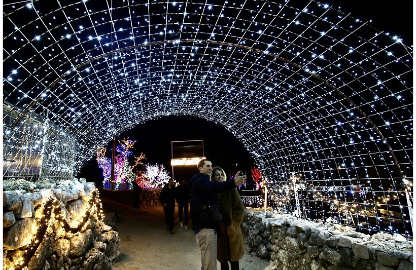 [FOTO] Božićno selo zasjalo s 2 300 000 lampica i živim jaslicama