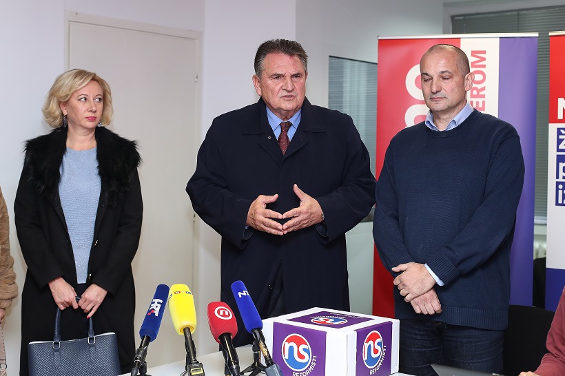 Radimir Čačić donio prikupljene potpise podrške kandidaturi Zorana Milanovića