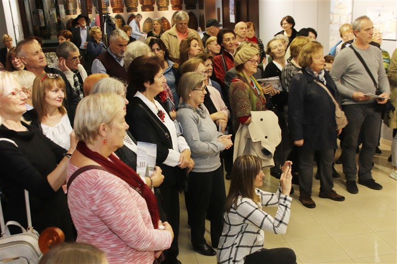 [FOTO] U Galeriji Specijalne policije u Zagrebu otvorena jubilarna stota izložba Janice Šterc