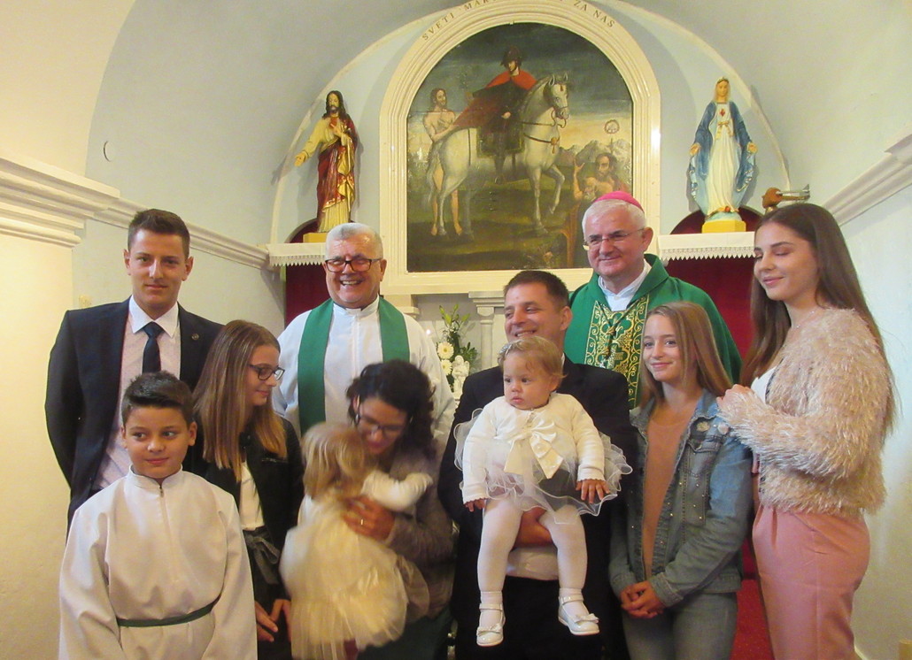 Biskup Mate Uzinić krstio peto dijete obitelji Dalmatin