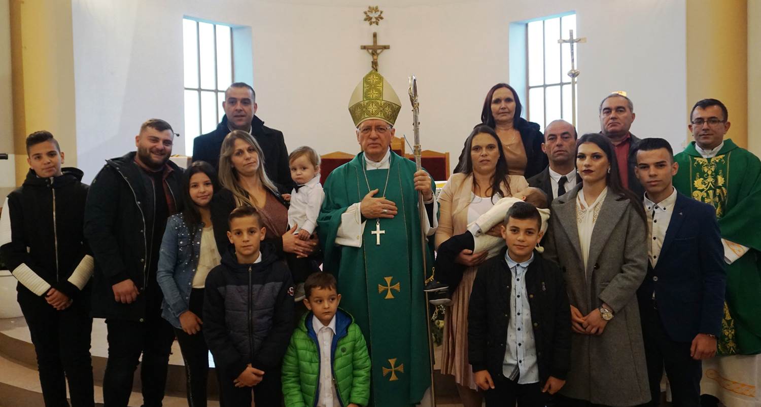 Biskup Antun Škvorčević krstio peto dijete u obitelji Jozić i u obitelji Nikolić