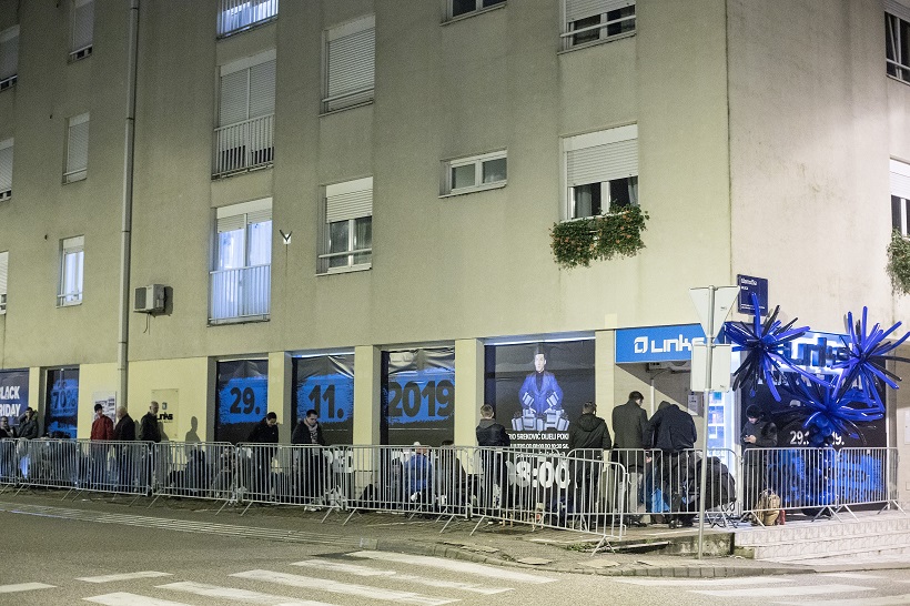 Zagreb: Kupci čekaju u redu ispred Linksa uoči sutrašnje akcije Crni Petak