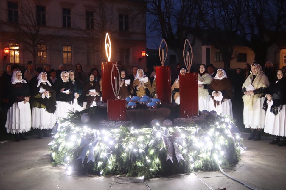 [FOTO/VIDEO] Zasvijetlila prva adventska svijeća u Križevcima
