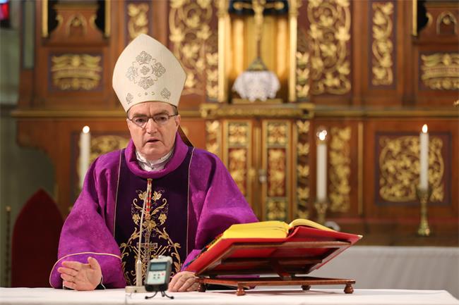Kardinal Bozanić: Ograničenje na 25 ljudi na misama nosi poteškoće i nedostatke