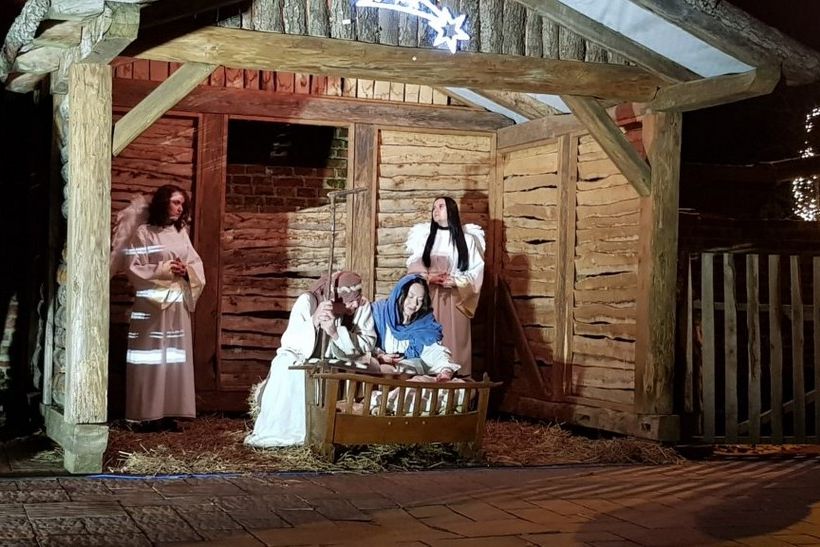 Prvi ovogodišnji prikaz živih jaslica u Đurđevac privukao brojne posjetitelje, nastupila i deva Đurđica