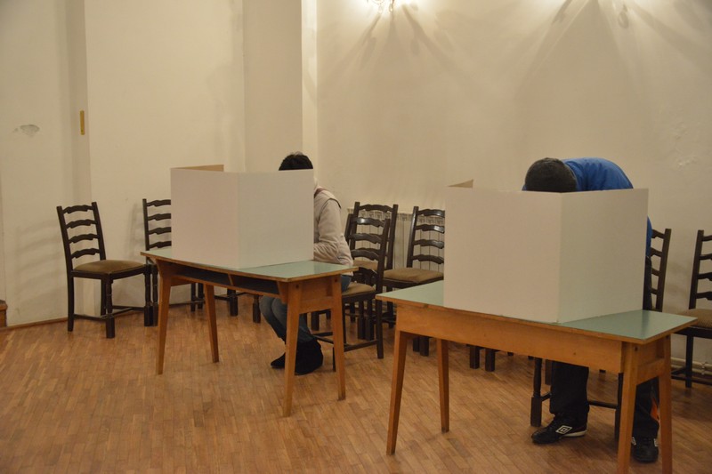 Sva biračka mjesta u Hrvatskoj otvorena, stigli i neki prigovori