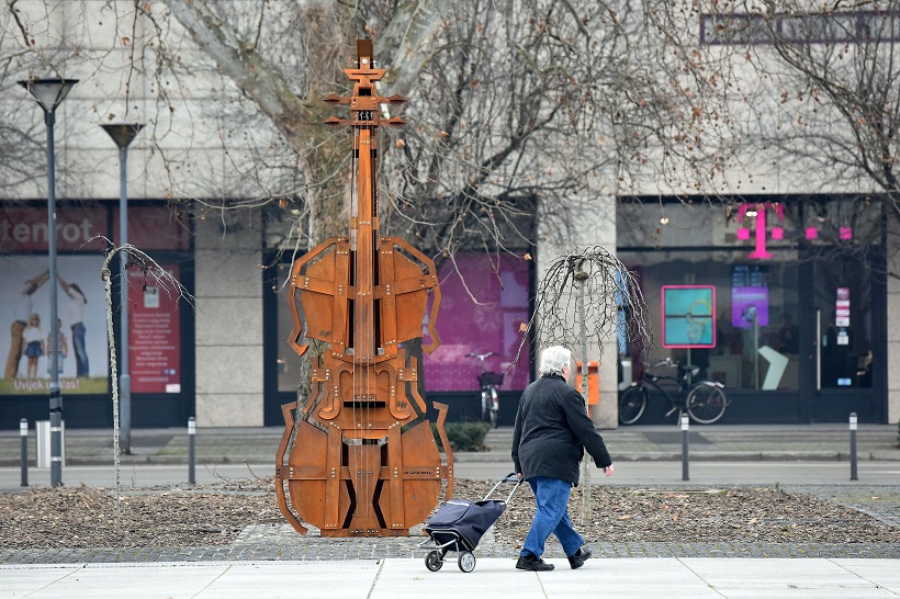 violine visoke 3.5 metara i teške 800 kilograma