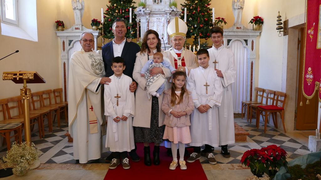 Nadbiskup Marin Barišić krstio peto dijete u obitelji Borić