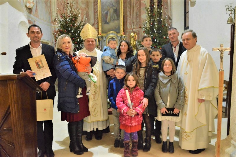 [FOTO/VIDEO] Biskup Huzjak krstio osmo dijete obitelji Sudar