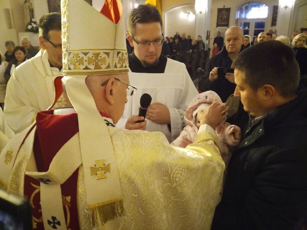 Nadbiskup Ivan Devčić krstio peto dijete obitelji Cuculić