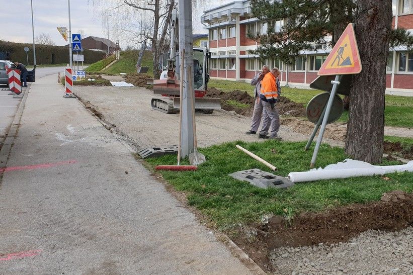 Započeli radovi na izgradnji novih parkirališnih mjesta u Školskoj ulici - Ivanić-Grad - Javor Bojan Leš 20200225_144828