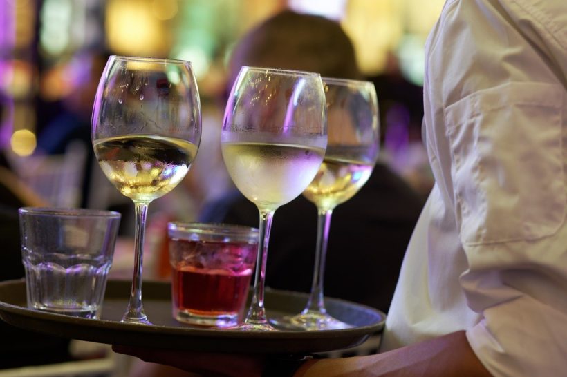 Konobar maloljetnicima davao alkohol, pa skupa s vlasnikom zaradio prijavu
