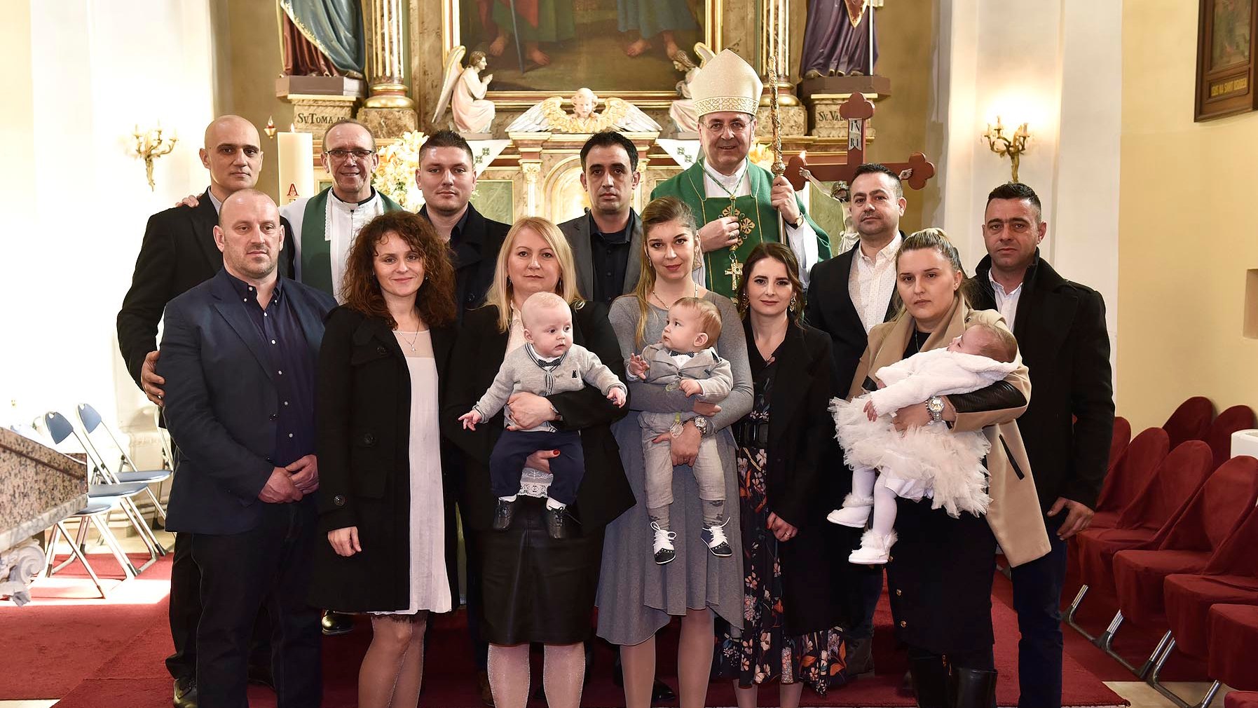 Biskup Ivan Šaško krstio peto dijete u obiteljima Pandek i Jozić te treće dijete u obitelji Combaj