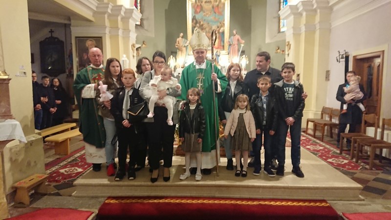 Biskup u miru mons. Josip Mrzljak krstio osmo dijete obitelji Vinković