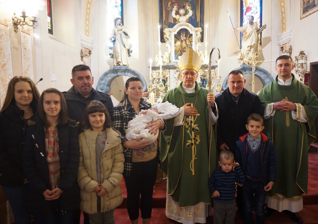 Biskup Antun Škvorčević krstio šesto dijete u obitelji Semmerloth