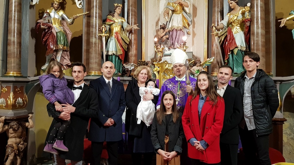 Biskup Bože Radoš krstio šesto dijete u obitelji Cesarec u Župi Jalžabet