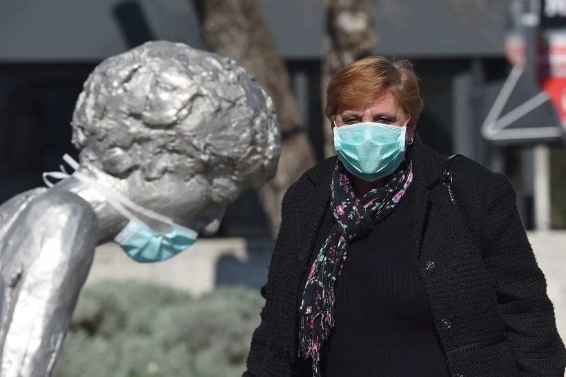 Šibenik: Spomenik Draženu Petroviću dobio masku za zaštitu od korona virusa