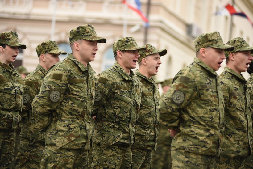 [FOTO/VIDEO] Prisegu u Požegi položilo 327 ročnika 27. naraštaja Hrvatske vojske; prvi puta nakon 28 godina zajedno s narodom