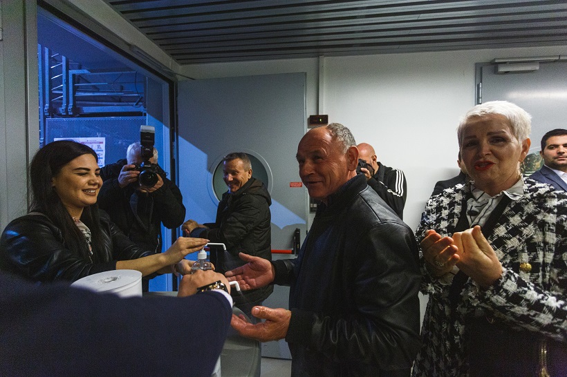Zadar: Dezinfekcija ruku na ulasku u dvoranu prije predstavljanja Plenkovićevog progama