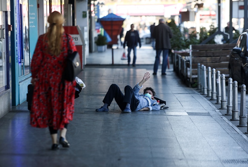 Zagreb: Muškarac leži na podu pretvarajući se da ima koronavirus te prolaznike traži novac