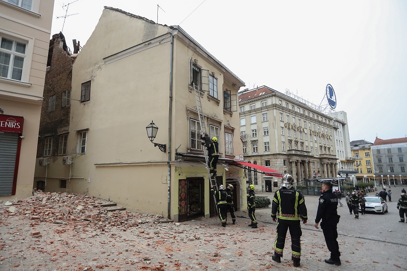 Zagreb: Vatrogasci spašavaju staricu iz kuće