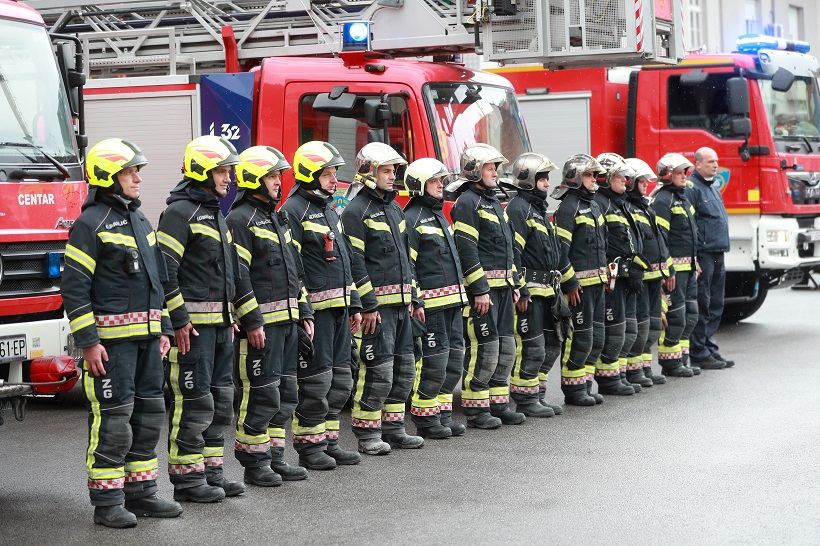 Zagreb: Vatrogasci su uz zvučnu i svjetlosnu signalizaciju odali počast preminulom kolegi
