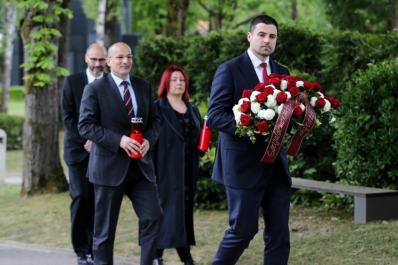Zagreb: Članovi SDP-a položili vijence na grob Ivice Račana povodom obljetnice smrti