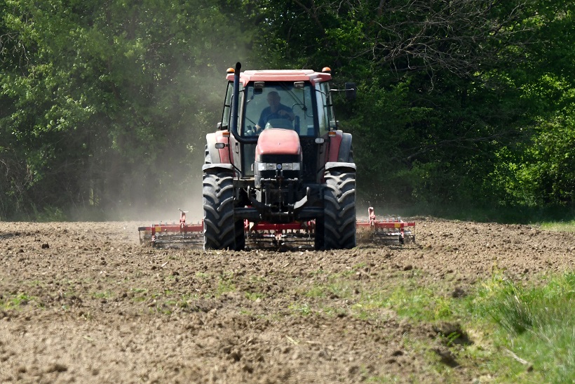 Slavonski Brod: Poljoprivrednici obavljaju proljetnu sjetvu