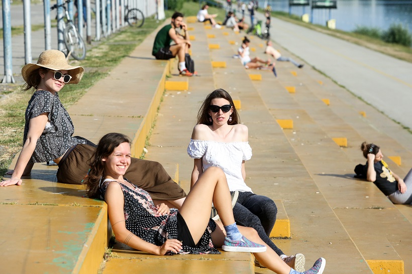 Zagreb: Prijateljice uživaju u sunčanom danu na Jarunu