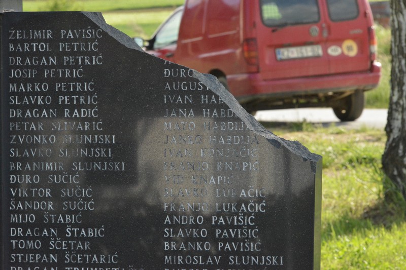 Policija istražuje tko je uništio spomen ploču poginulim, ubijenim i nestalim pripadnicima Hrvatskih oružanih snaga Drugog svjetskog rata i poraća te u Domovinskom ratu