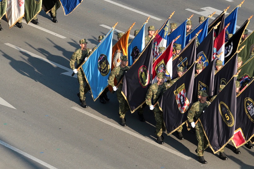 Na svečanom mimohodu 2015. među zastavama ratnih postrojbi nošena je zastava HOS-a