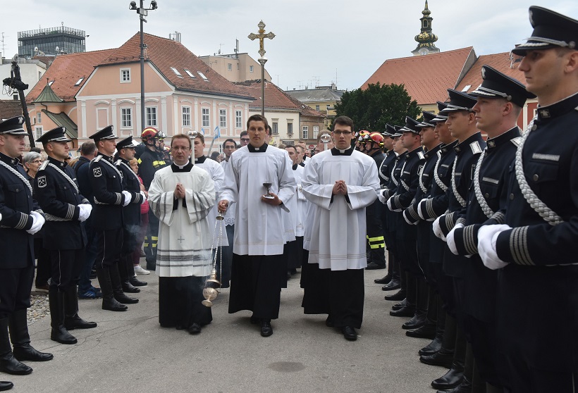 Održana misa ispred Zagrebačke katedrale kao dio svetkovine Majke Božje od Kamenitih vrata