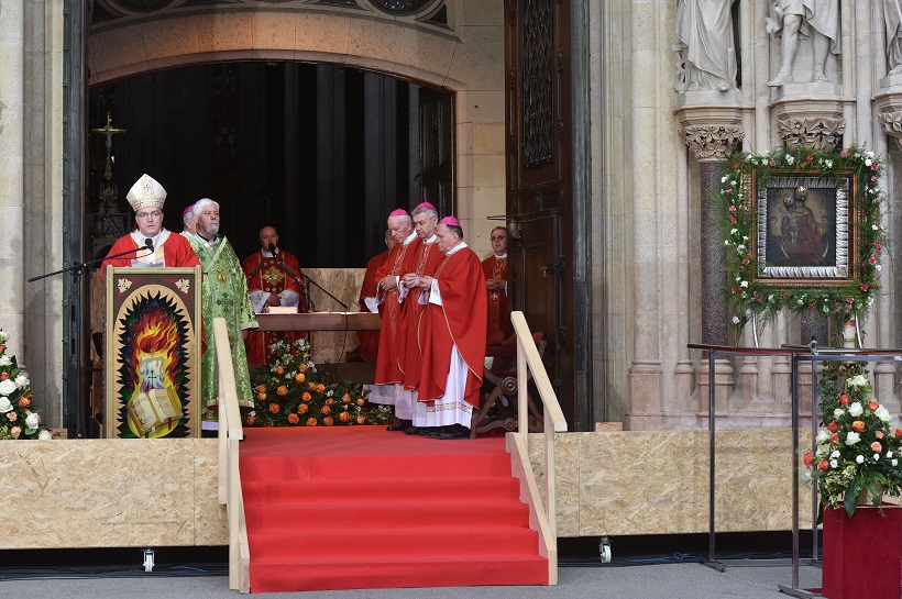 Misa ispred zagrebačke katedrale kao dio svetkovine Majke Božje od kamenitih vrata