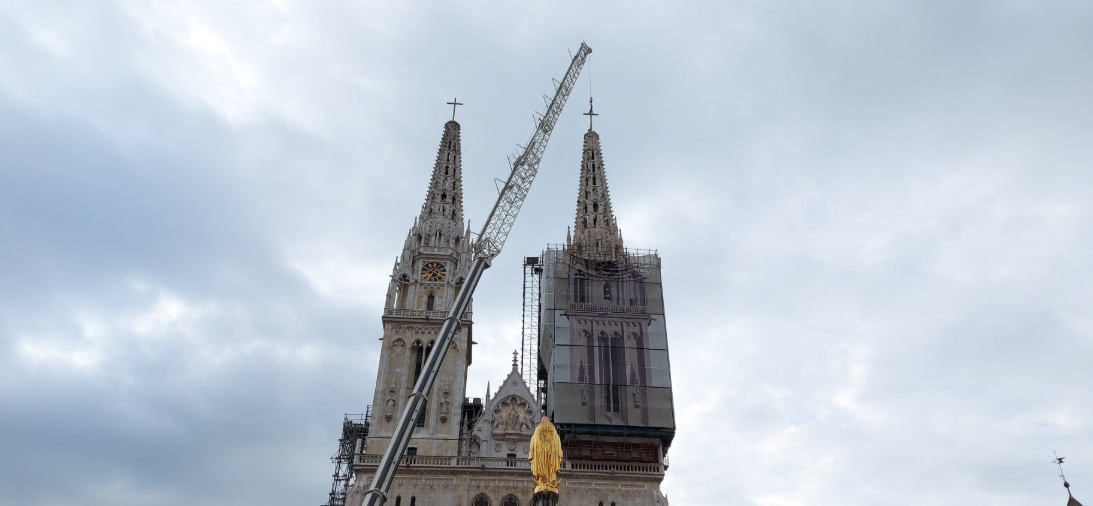 Postavljen križ na južni zvonik zagrebačke katedrale