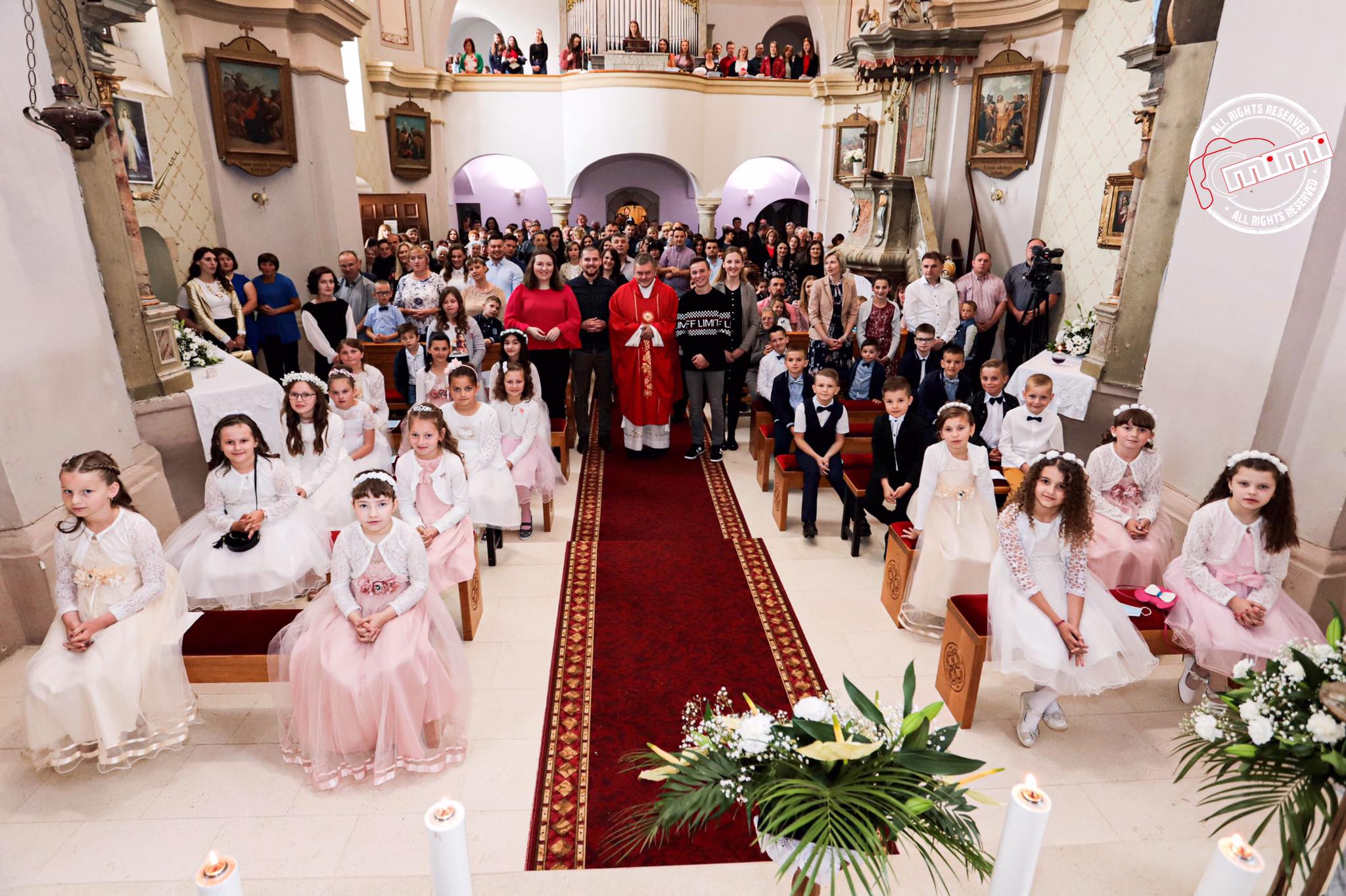 Prvopričesnici u Svetom Petru Orehovcu primili presveti sakramenat Pričesti