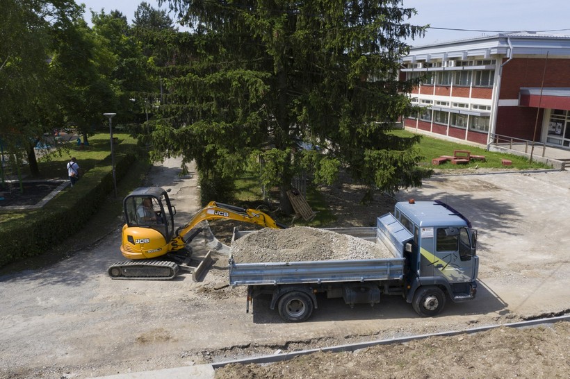 Radovi na uređenju prostora oko srednje i osnovne škole u Ivanić-Gradu bliže se kraju