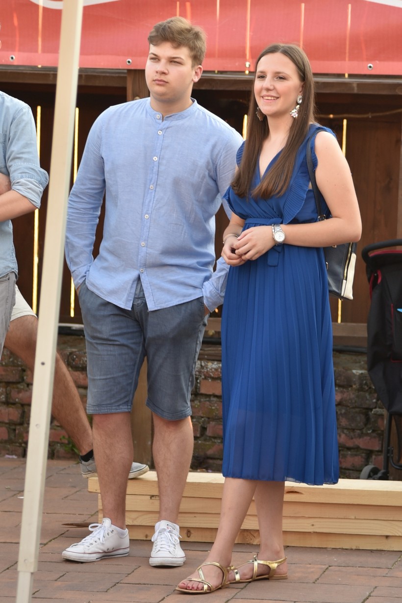 📸Lijepe žene prolaze kroz grad – Prigorski.hr