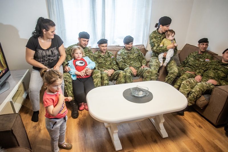 🖼️|🎦 Hrvatski vojnici pomogli samohranoj majci sa sedmero djece