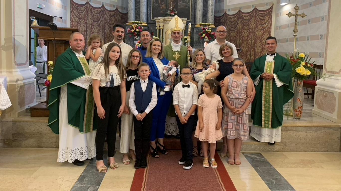 Mons. Ivan Ćurić krstio peto dijete obitelji Župarić i četvrto dijete obitelji Ivić