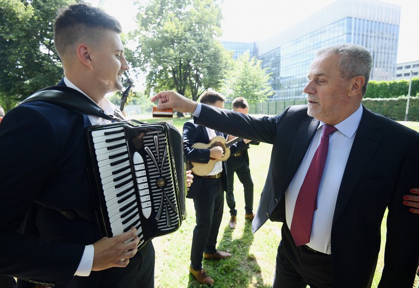 Zagreb: Milan Bandić harmonikašima dao 200 kuna i kroz harmoniku provukao karticu