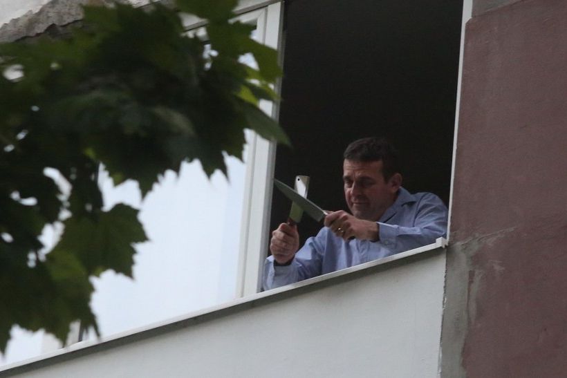 Zagreb: Stanar u Sopotu zaključao se u stan gdje na prozoru oštri noževe i prijeti stanarima