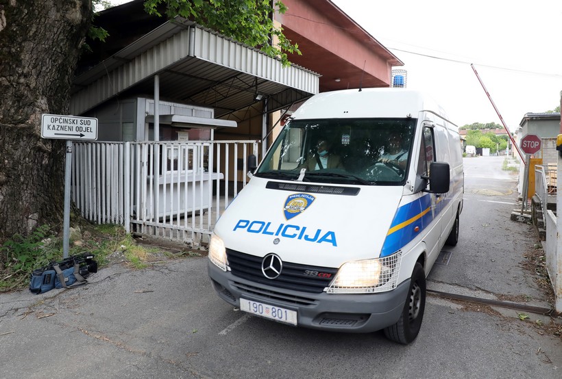 Zagreb: Policijski kombi izlazi iz Općinskog kaznenog suda na Selskoj