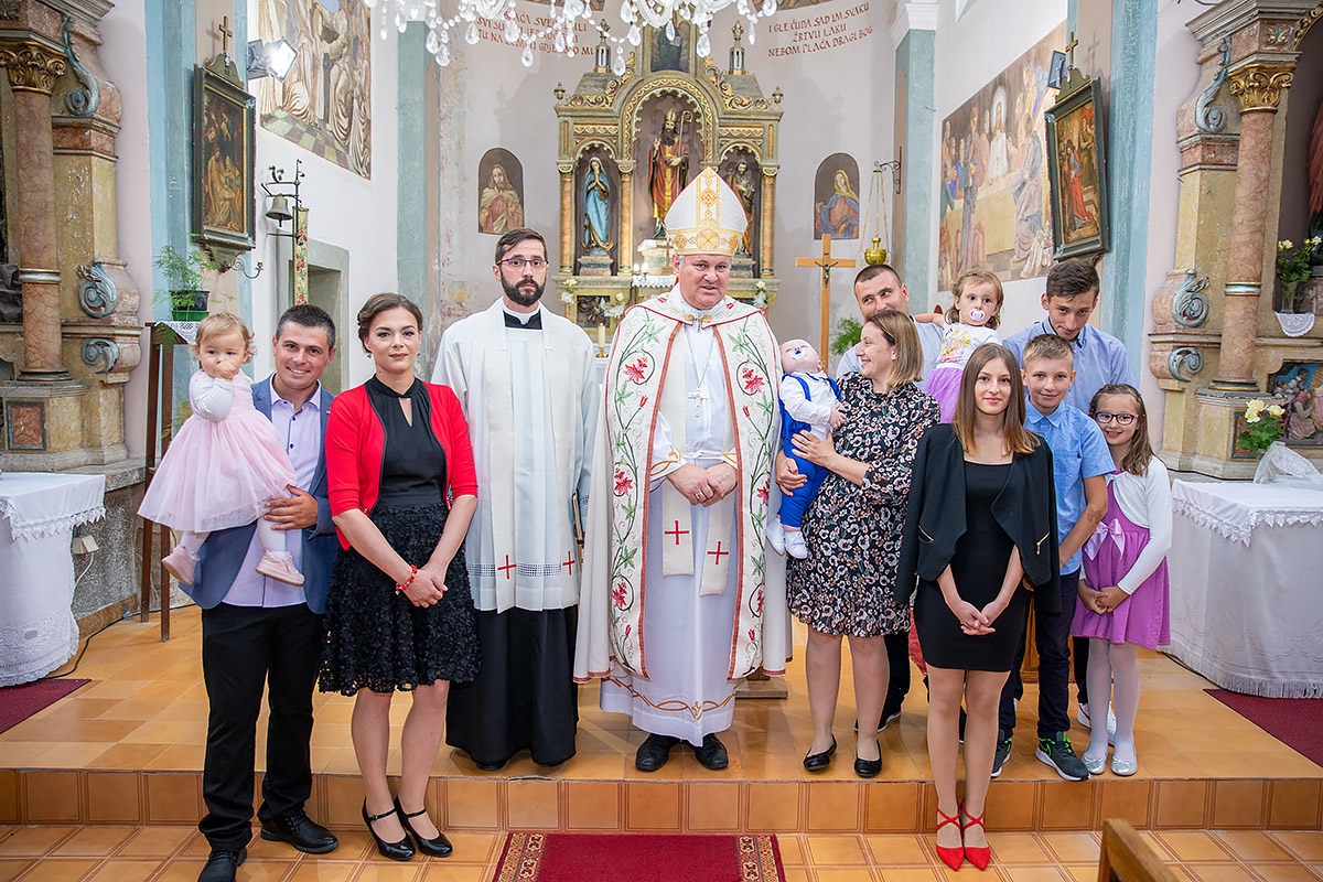 Biskup Vlado Košić krstio šesto dijete obitelji Majcen
